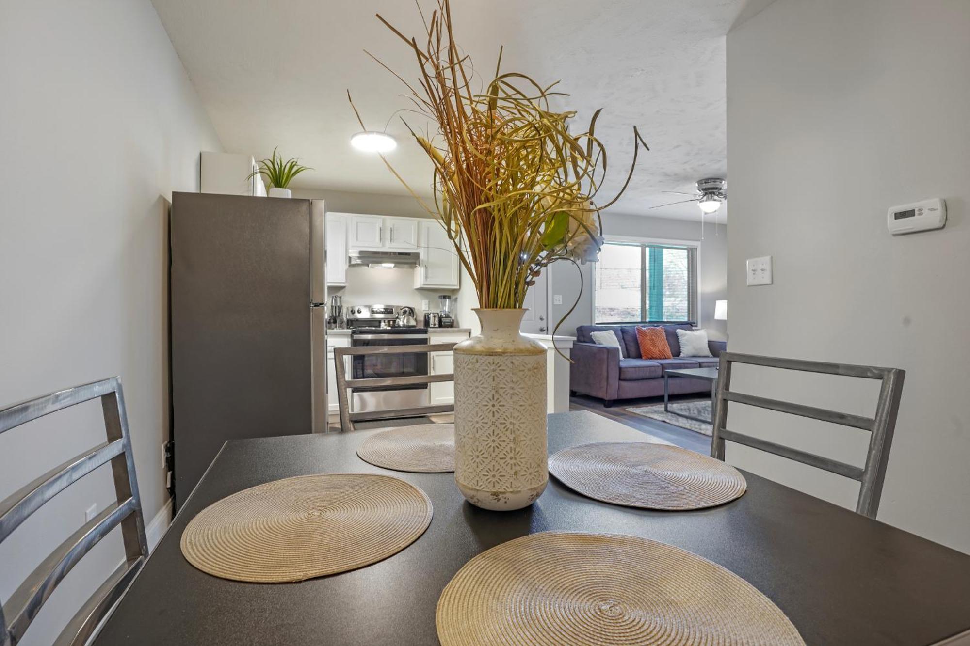 Downtown Med District: Stylish & Modern 2Bd, 1Ba Capital City Escape! Apartment Springfield Exterior photo